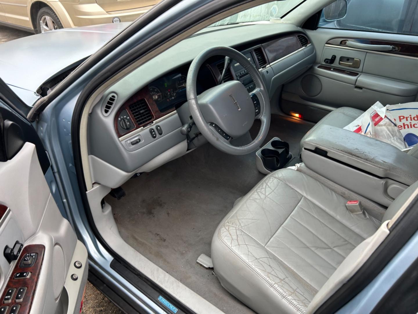 2006 Lincoln Town Car (1LNHM81W66Y) , located at 1687 Business 35 S, New Braunfels, TX, 78130, (830) 625-7159, 29.655487, -98.051491 - Photo#4